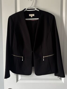 Laura Petites Black Open-Front Zip-Pocket Blazer